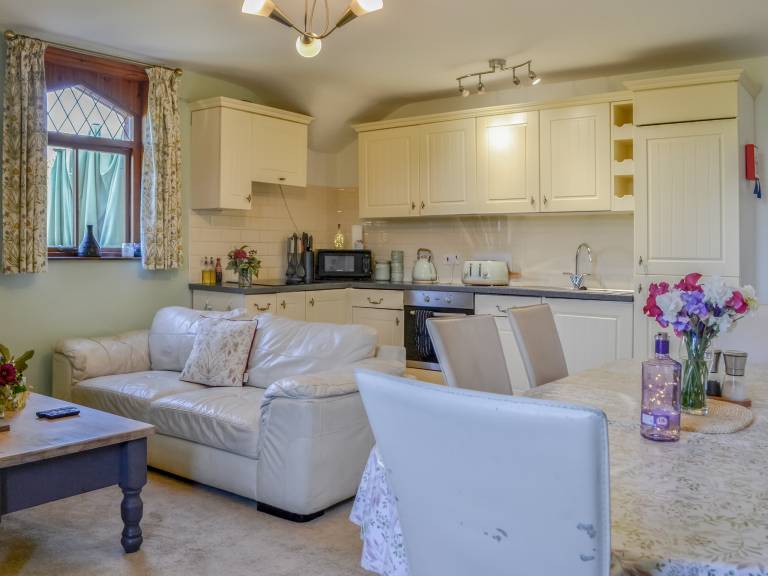 Cottage with barbeque, jacuzzi & garden | River view — photo 5