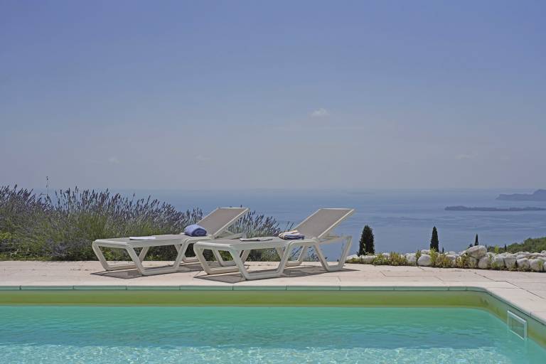 Apartment with jacuzzi, garden & pool — photo 4