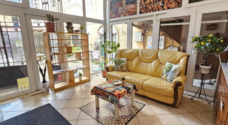 Serviced apartment with hot tub & patio — photo 2