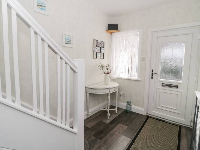 Cottage with yard | Beach view — photo 4