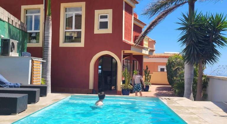 Fully equipped nice villa with terrace, private pool & yard | Suitable for remote work | Dogs allowed in Santa Cruz de Tenerife