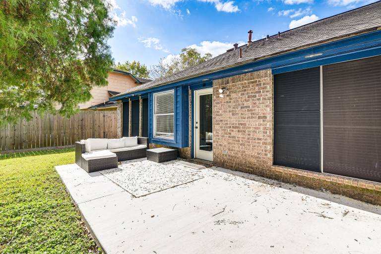 Extended Stay in Sugar Land! Family Home w/ Yard — photo 5