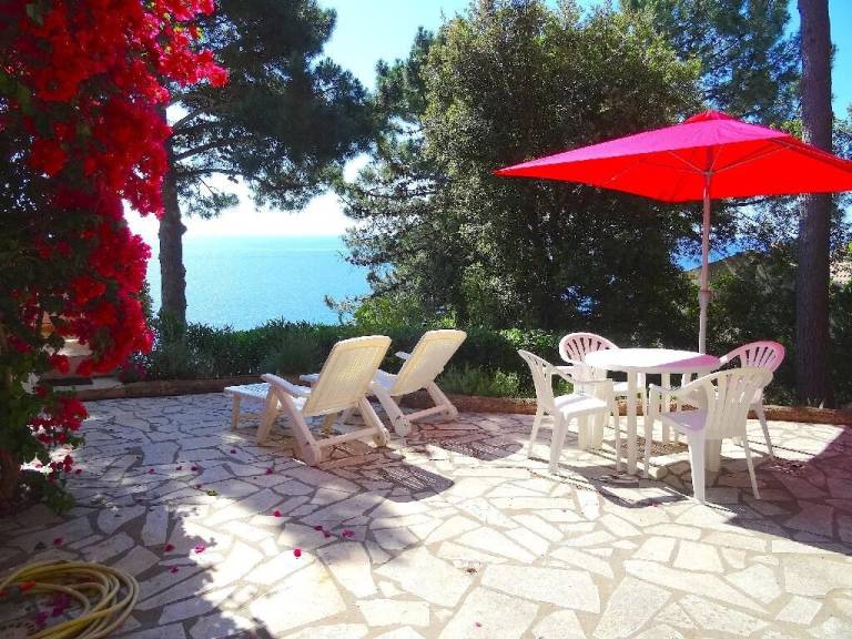 Family-oriented wonderful villa with grill, garden & patio | Sea view | Next to the beach | Pet-friendly — photo 2