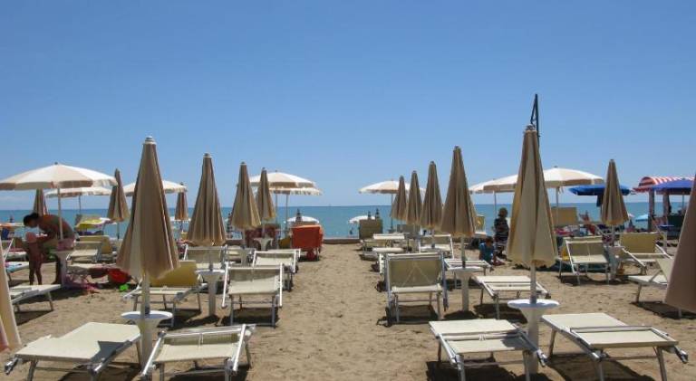 Wonderful serviced apartment with patio & pool | Beach nearby | Dogs allowed — photo 4