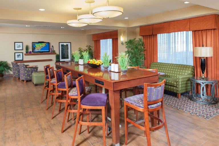 Hampton Inn Macomb — photo 3