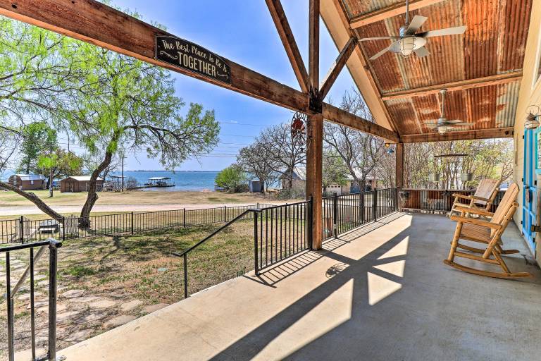 Charming Burnet Cottage w/ Lake View + Porch! — photo 2