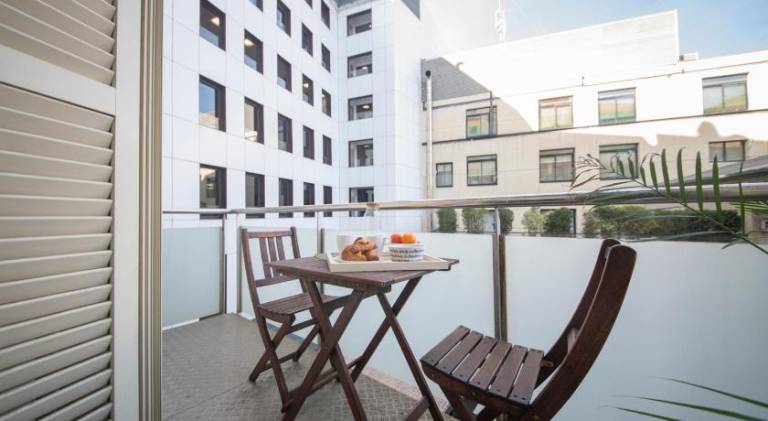 Children-friendly serviced apartment with patio | Near Casa Batlló | Pets allowed — photo 5