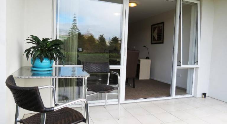 Serviced apartment with pool, barbecue & yard — photo 5