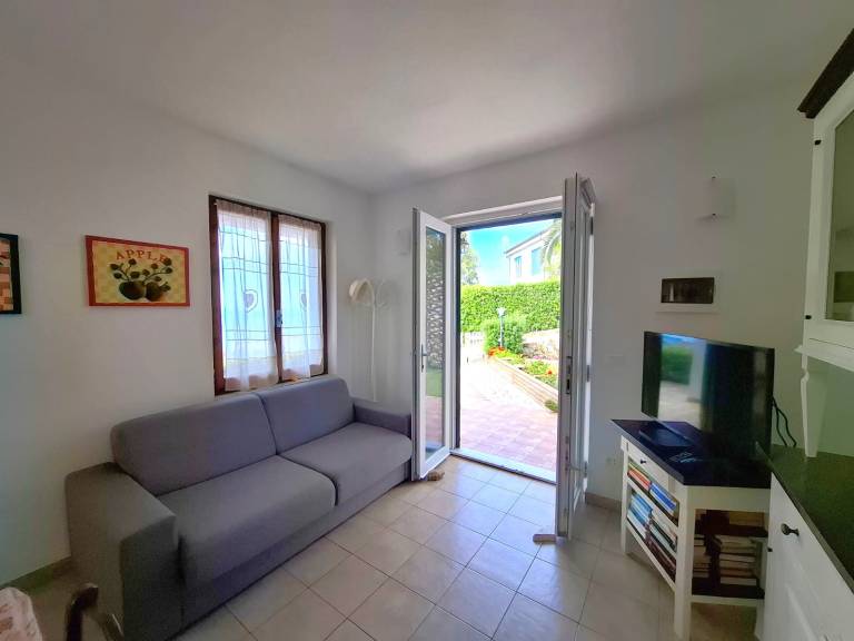Holiday apartment with barbecue, yard & terrace | Sea view — photo 2