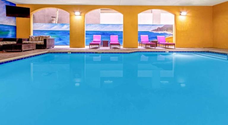 La Quinta Inn & Suites by Wyndham Anaheim — photo 2