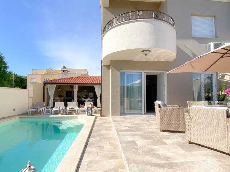 House with terrace & private pool in Novigrad