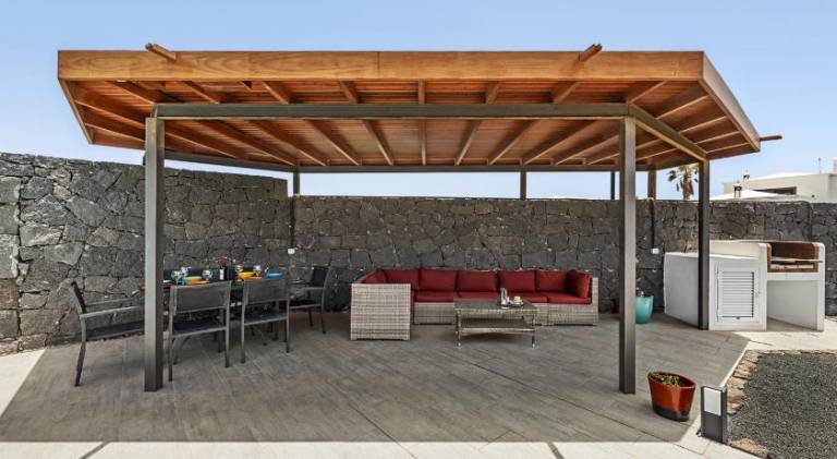 Villa with BBQ, terrace & yard — photo 4