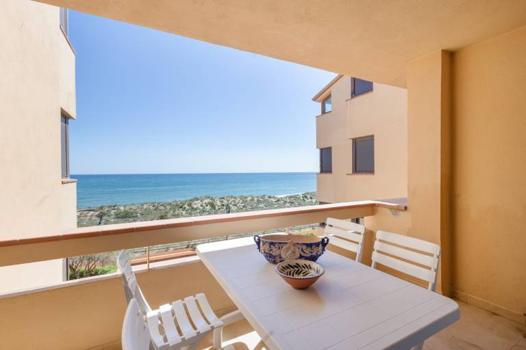 Fantastic Beachfront Apartment with Sea Views — photo 2