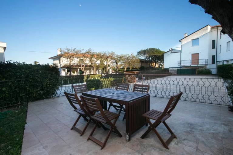 Rental apartment with yard & barbecue in Sirolo