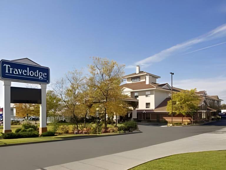 Travelodge by Wyndham Oshawa Whitby in Oshawa, ON