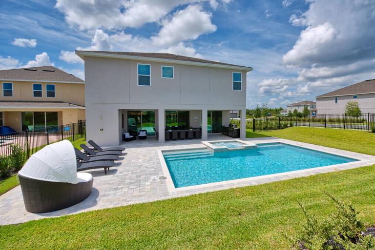 House with private pool & hot tub — photo 3