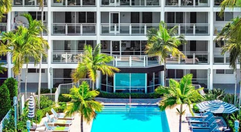 Rental apartment with pool & hot tub in Boca Raton, FL