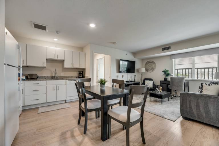 RD402 – 18min to SMU Base Camp - Sleeps 6 - Public Transit — photo 4
