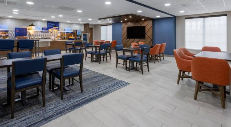 Holiday Inn Express Hotel & Suites Center Township By IHG — photo 4