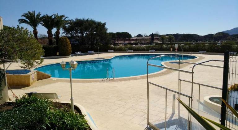 Rental apartment with pool, terrace & yard — photo 3