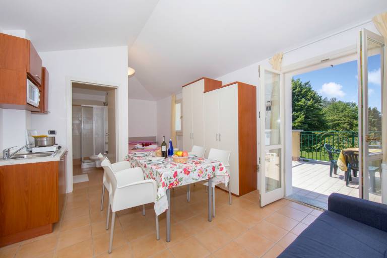 Family-oriented studio with patio | Mountain view | Next to the beach | Pet-friendly — photo 2