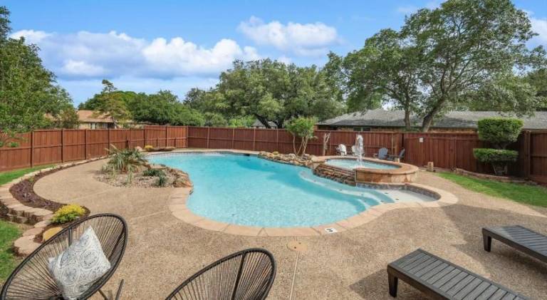 House with pool — photo 5