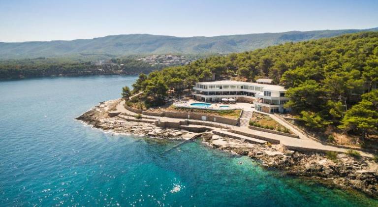 Beautiful apartment with pool & patio | Pets allowed in Jelsa