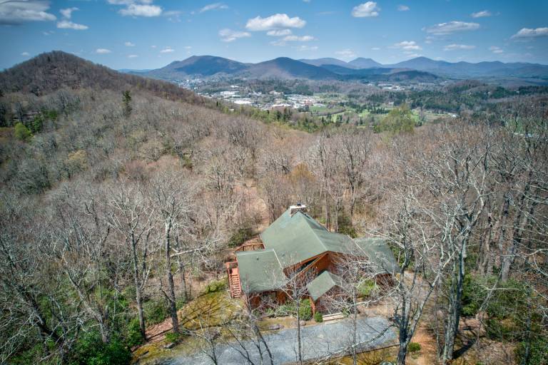 Boles Lodge - Hot Tub - Game Room - Outdoor Fireplace - Huge cabin near Blowing Rock! — photo 3