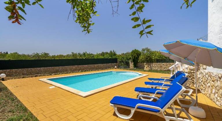 Pleasant vacation home with terrace, garden & private pool | Pets are welcome in Albufeira