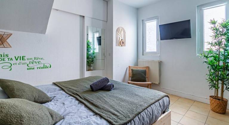 Apartment with patio in Versailles