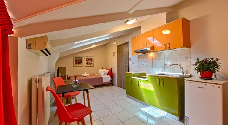 Serviced apartment with patio, yard & hot tub — photo 3