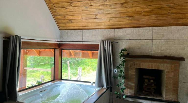 Charming lodge with hot tub | Pets allowed — photo 5