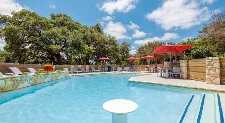 Apartment with pool — photo 4