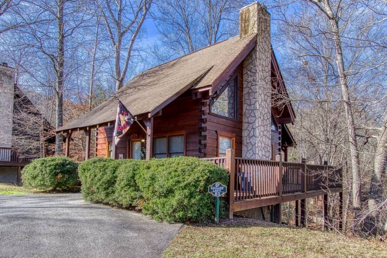 Family-friendly charming cabin with private pool | Pets allowed in Pigeon Forge, TN