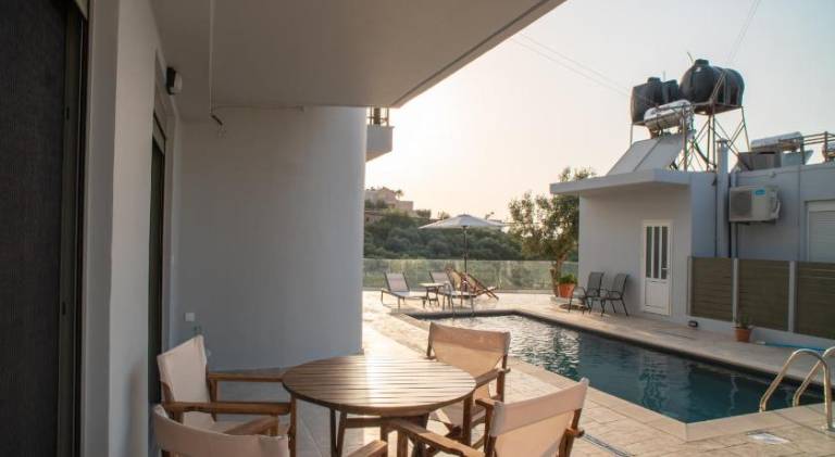 Rental apartment with yard, patio & pool — photo 4