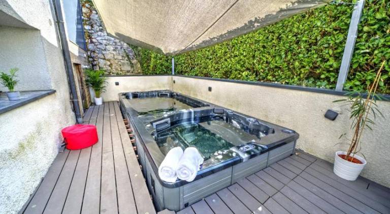 Spacious villa with hot tub & pool | Pet-friendly — photo 5
