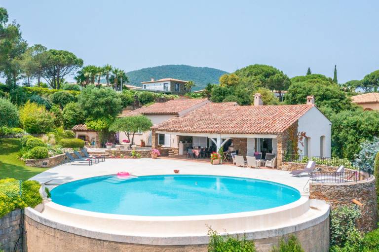 Villa with pool, BBQ & yard in Sainte-Maxime