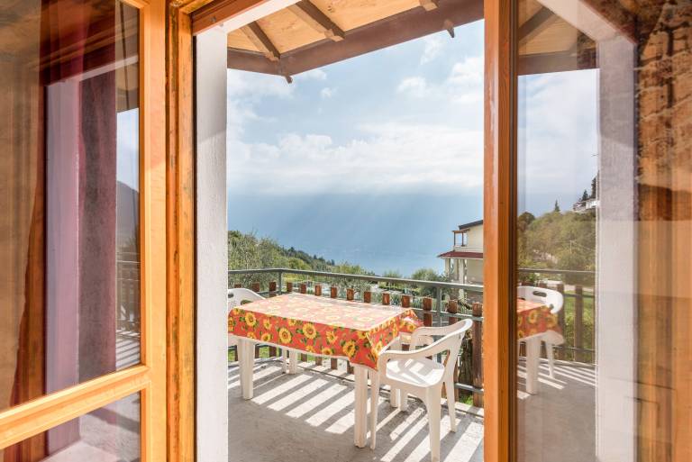 Apartment with barbecue, yard & patio | Mountain view in Tignale