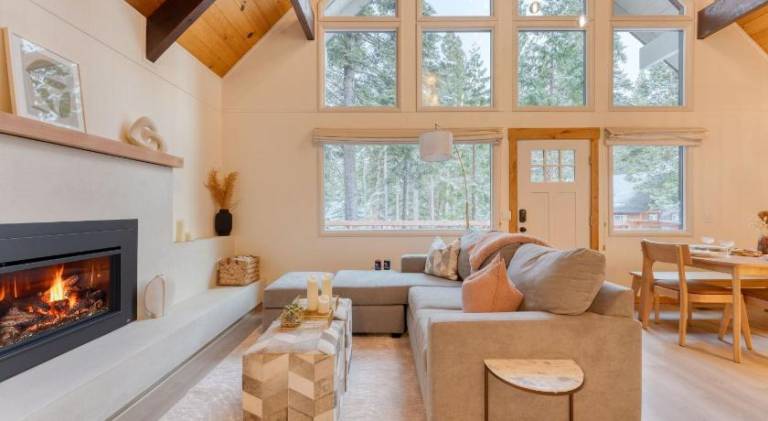 Peaceful Tahoe Retreat by AvantStay Cozy Modern Cabin • Sauna Hot Tub Fireplace • Near Lake — photo 2