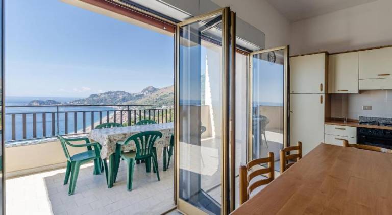 Apartment with yard, barbecue & patio | Beach nearby | Dogs allowed in Messina