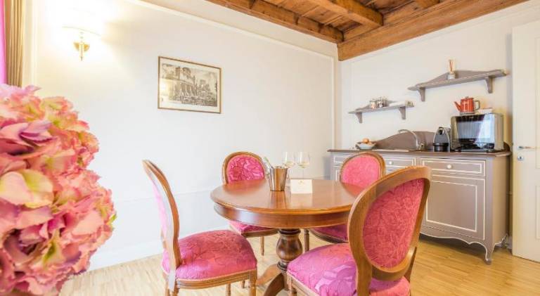 Lady Capulet Apartments — photo 4
