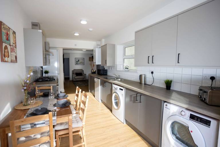 Swansea Modern 4 Bedroom Beach Home with Parking