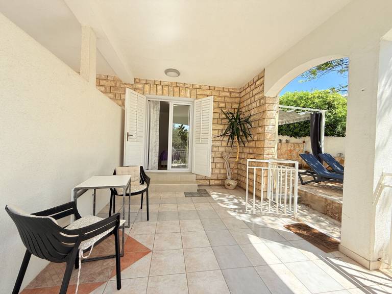 Holiday apartment with garden — photo 2