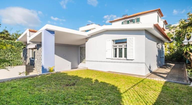 Vacation home with patio & garden | Next to Farmers Market | Pets are welcome in Funchal