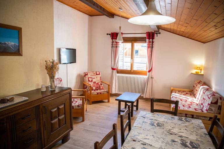 Apartment 'C4 - Chalet Tournier' with Mountain View, Shared Garden and Wi-Fi in Les Gets