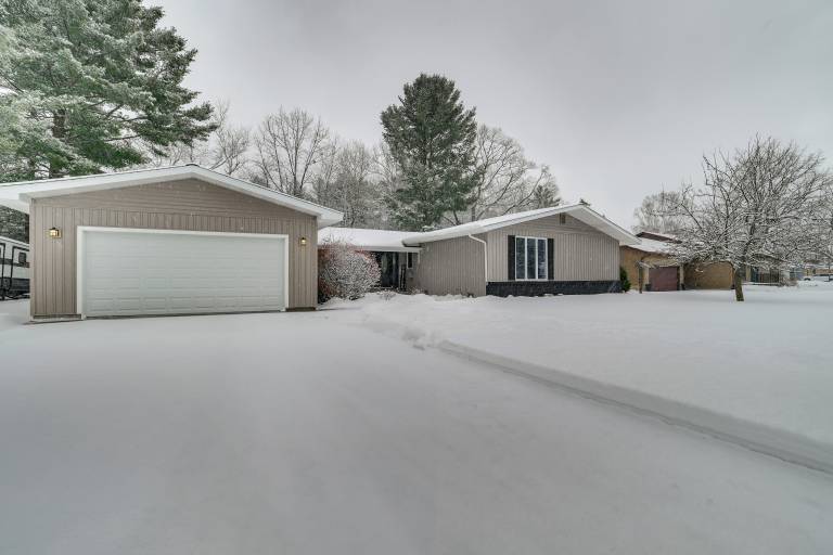 3 Mi to Dtwn Alpena: Family Home w/ Yard! — photo 3
