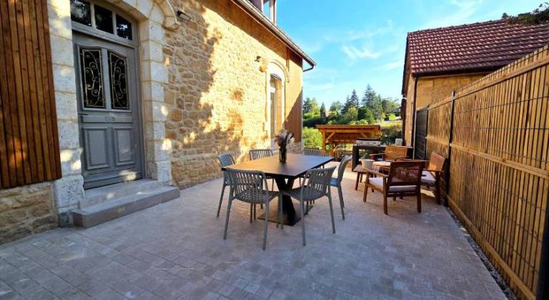 Vacation home with barbecue, hot tub & terrace — photo 3