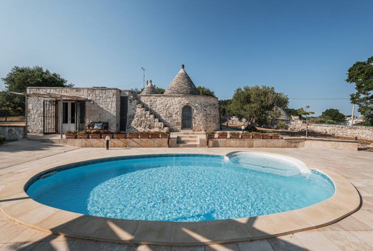 Villa with private pool, jacuzzi & yard | Pool view — photo 5