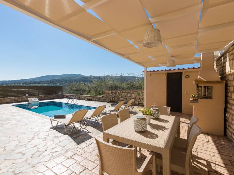 Vacation home with grill, yard & private pool | Mountain view — photo 3