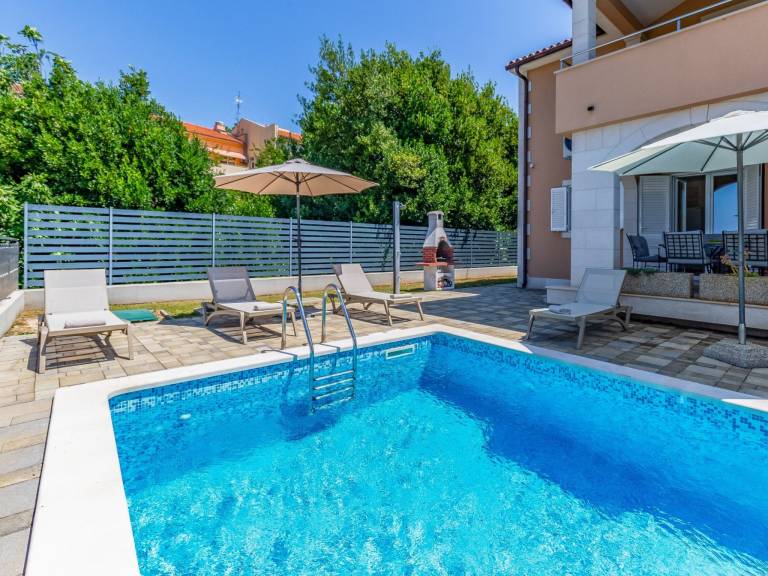 House with private pool, yard & patio | Pets allowed — photo 2